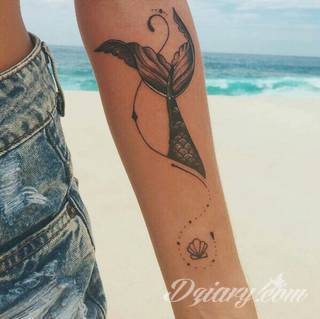 Niesamowite w swojej formie tatuaże-rękawy zajmują cała powierzchnię ramiona i przedramiona. Tworzą jednolitą zdobiącą ciało całość. Taki graficzny rękaw na skórze to tatuaż szczególnie ciekawy w przypadku aktywnych, silnych mężczyzn. 