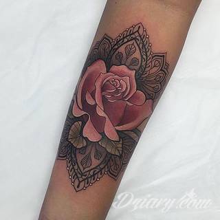 Niesamowite w swojej formie tatuaże-rękawy zajmują cała powierzchnię ramiona i przedramiona. Tworzą jednolitą zdobiącą ciało całość. Taki graficzny rękaw na skórze to tatuaż szczególnie ciekawy w przypadku aktywnych, silnych mężczyzn. 