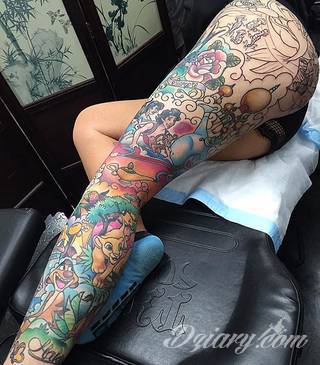 Niesamowite w swojej formie tatuaże-rękawy zajmują cała powierzchnię ramiona i przedramiona. Tworzą jednolitą zdobiącą ciało całość. Taki graficzny rękaw na skórze to tatuaż szczególnie ciekawy w przypadku aktywnych, silnych mężczyzn. 