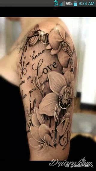 Niesamowite w swojej formie tatuaże-rękawy zajmują cała powierzchnię ramiona i przedramiona. Tworzą jednolitą zdobiącą ciało całość. Taki graficzny rękaw na skórze to tatuaż szczególnie ciekawy w przypadku aktywnych, silnych mężczyzn. 