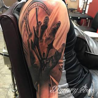 Niesamowite w swojej formie tatuaże-rękawy zajmują cała powierzchnię ramiona i przedramiona. Tworzą jednolitą zdobiącą ciało całość. Taki graficzny rękaw na skórze to tatuaż szczególnie ciekawy w przypadku aktywnych, silnych mężczyzn. 