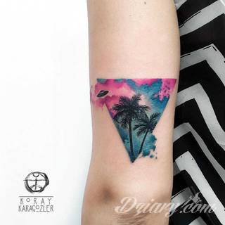 Niesamowite w swojej formie tatuaże-rękawy zajmują cała powierzchnię ramiona i przedramiona. Tworzą jednolitą zdobiącą ciało całość. Taki graficzny rękaw na skórze to tatuaż szczególnie ciekawy w przypadku aktywnych, silnych mężczyzn. 