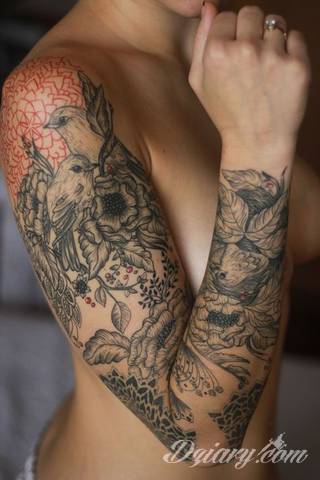 Niesamowite w swojej formie tatuaże-rękawy zajmują cała powierzchnię ramiona i przedramiona. Tworzą jednolitą zdobiącą ciało całość. Taki graficzny rękaw na skórze to tatuaż szczególnie ciekawy w przypadku aktywnych, silnych mężczyzn. 