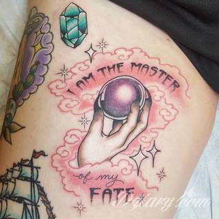 Niesamowite w swojej formie tatuaże-rękawy zajmują cała powierzchnię ramiona i przedramiona. Tworzą jednolitą zdobiącą ciało całość. Taki graficzny rękaw na skórze to tatuaż szczególnie ciekawy w przypadku aktywnych, silnych mężczyzn. 