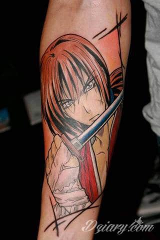 Niesamowite w swojej formie tatuaże-rękawy zajmują cała powierzchnię ramiona i przedramiona. Tworzą jednolitą zdobiącą ciało całość. Taki graficzny rękaw na skórze to tatuaż szczególnie ciekawy w przypadku aktywnych, silnych mężczyzn. 