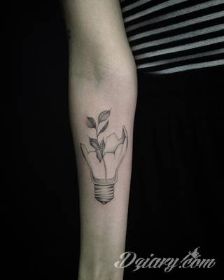 Niesamowite w swojej formie tatuaże-rękawy zajmują cała powierzchnię ramiona i przedramiona. Tworzą jednolitą zdobiącą ciało całość. Taki graficzny rękaw na skórze to tatuaż szczególnie ciekawy w przypadku aktywnych, silnych mężczyzn. 