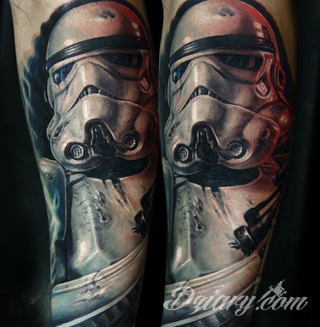 Niesamowite w swojej formie tatuaże-rękawy zajmują cała powierzchnię ramiona i przedramiona. Tworzą jednolitą zdobiącą ciało całość. Taki graficzny rękaw na skórze to tatuaż szczególnie ciekawy w przypadku aktywnych, silnych mężczyzn. 