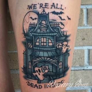 Niesamowite w swojej formie tatuaże-rękawy zajmują cała powierzchnię ramiona i przedramiona. Tworzą jednolitą zdobiącą ciało całość. Taki graficzny rękaw na skórze to tatuaż szczególnie ciekawy w przypadku aktywnych, silnych mężczyzn. 