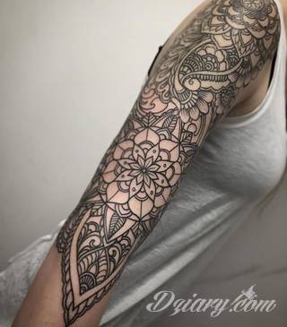 Niesamowite w swojej formie tatuaże-rękawy zajmują cała powierzchnię ramiona i przedramiona. Tworzą jednolitą zdobiącą ciało całość. Taki graficzny rękaw na skórze to tatuaż szczególnie ciekawy w przypadku aktywnych, silnych mężczyzn. 