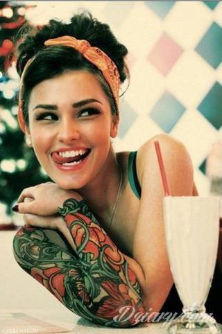 Niesamowite w swojej formie tatuaże-rękawy zajmują cała powierzchnię ramiona i przedramiona. Tworzą jednolitą zdobiącą ciało całość. Taki graficzny rękaw na skórze to tatuaż szczególnie ciekawy w przypadku aktywnych, silnych mężczyzn. 