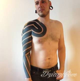 Niesamowite w swojej formie tatuaże-rękawy zajmują cała powierzchnię ramiona i przedramiona. Tworzą jednolitą zdobiącą ciało całość. Taki graficzny rękaw na skórze to tatuaż szczególnie ciekawy w przypadku aktywnych, silnych mężczyzn. 