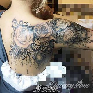 Niesamowite w swojej formie tatuaże-rękawy zajmują cała powierzchnię ramiona i przedramiona. Tworzą jednolitą zdobiącą ciało całość. Taki graficzny rękaw na skórze to tatuaż szczególnie ciekawy w przypadku aktywnych, silnych mężczyzn. 