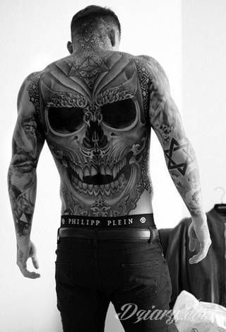 Niesamowite w swojej formie tatuaże-rękawy zajmują cała powierzchnię ramiona i przedramiona. Tworzą jednolitą zdobiącą ciało całość. Taki graficzny rękaw na skórze to tatuaż szczególnie ciekawy w przypadku aktywnych, silnych mężczyzn. 