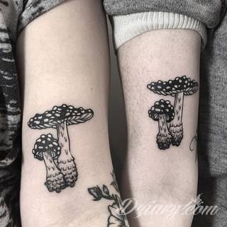 Niesamowite w swojej formie tatuaże-rękawy zajmują cała powierzchnię ramiona i przedramiona. Tworzą jednolitą zdobiącą ciało całość. Taki graficzny rękaw na skórze to tatuaż szczególnie ciekawy w przypadku aktywnych, silnych mężczyzn. 