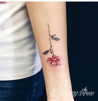 Niesamowite w swojej formie tatuaże-rękawy zajmują cała powierzchnię ramiona i przedramiona. Tworzą jednolitą zdobiącą ciało całość. Taki graficzny rękaw na skórze to tatuaż szczególnie ciekawy w przypadku aktywnych, silnych mężczyzn. 