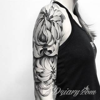 Niesamowite w swojej formie tatuaże-rękawy zajmują cała powierzchnię ramiona i przedramiona. Tworzą jednolitą zdobiącą ciało całość. Taki graficzny rękaw na skórze to tatuaż szczególnie ciekawy w przypadku aktywnych, silnych mężczyzn. 