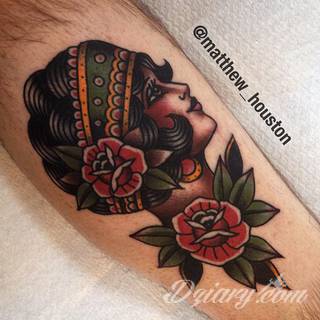 Niesamowite w swojej formie tatuaże-rękawy zajmują cała powierzchnię ramiona i przedramiona. Tworzą jednolitą zdobiącą ciało całość. Taki graficzny rękaw na skórze to tatuaż szczególnie ciekawy w przypadku aktywnych, silnych mężczyzn. 