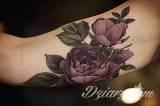 Niesamowite w swojej formie tatuaże-rękawy zajmują cała powierzchnię ramiona i przedramiona. Tworzą jednolitą zdobiącą ciało całość. Taki graficzny rękaw na skórze to tatuaż szczególnie ciekawy w przypadku aktywnych, silnych mężczyzn. 