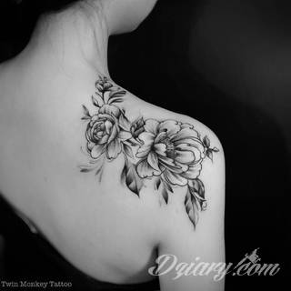 Niesamowite w swojej formie tatuaże-rękawy zajmują cała powierzchnię ramiona i przedramiona. Tworzą jednolitą zdobiącą ciało całość. Taki graficzny rękaw na skórze to tatuaż szczególnie ciekawy w przypadku aktywnych, silnych mężczyzn. 