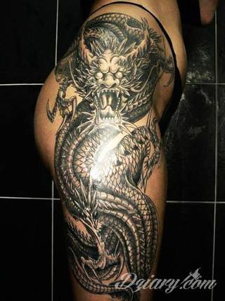 Niesamowite w swojej formie tatuaże-rękawy zajmują cała powierzchnię ramiona i przedramiona. Tworzą jednolitą zdobiącą ciało całość. Taki graficzny rękaw na skórze to tatuaż szczególnie ciekawy w przypadku aktywnych, silnych mężczyzn. 