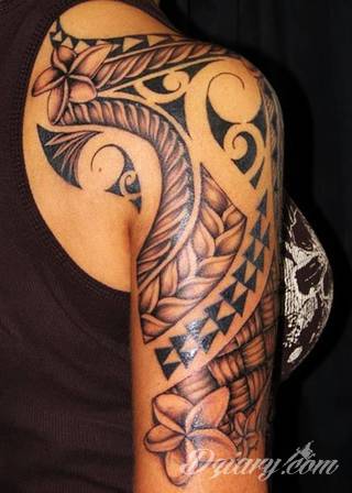 Niesamowite w swojej formie tatuaże-rękawy zajmują cała powierzchnię ramiona i przedramiona. Tworzą jednolitą zdobiącą ciało całość. Taki graficzny rękaw na skórze to tatuaż szczególnie ciekawy w przypadku aktywnych, silnych mężczyzn. 