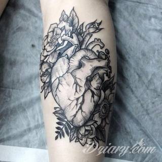 Niesamowite w swojej formie tatuaże-rękawy zajmują cała powierzchnię ramiona i przedramiona. Tworzą jednolitą zdobiącą ciało całość. Taki graficzny rękaw na skórze to tatuaż szczególnie ciekawy w przypadku aktywnych, silnych mężczyzn. 