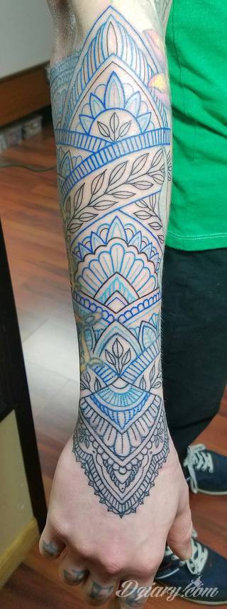 Niesamowite w swojej formie tatuaże-rękawy zajmują cała powierzchnię ramiona i przedramiona. Tworzą jednolitą zdobiącą ciało całość. Taki graficzny rękaw na skórze to tatuaż szczególnie ciekawy w przypadku aktywnych, silnych mężczyzn. 