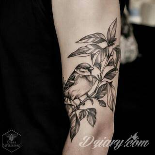 Niesamowite w swojej formie tatuaże-rękawy zajmują cała powierzchnię ramiona i przedramiona. Tworzą jednolitą zdobiącą ciało całość. Taki graficzny rękaw na skórze to tatuaż szczególnie ciekawy w przypadku aktywnych, silnych mężczyzn. 