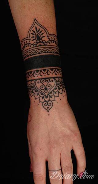 Niesamowite w swojej formie tatuaże-rękawy zajmują cała powierzchnię ramiona i przedramiona. Tworzą jednolitą zdobiącą ciało całość. Taki graficzny rękaw na skórze to tatuaż szczególnie ciekawy w przypadku aktywnych, silnych mężczyzn. 