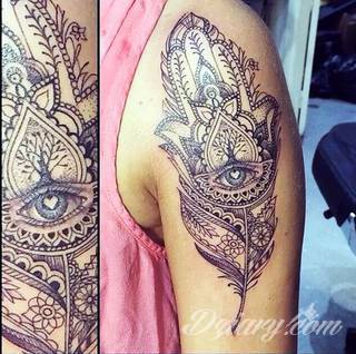 Niesamowite w swojej formie tatuaże-rękawy zajmują cała powierzchnię ramiona i przedramiona. Tworzą jednolitą zdobiącą ciało całość. Taki graficzny rękaw na skórze to tatuaż szczególnie ciekawy w przypadku aktywnych, silnych mężczyzn. 