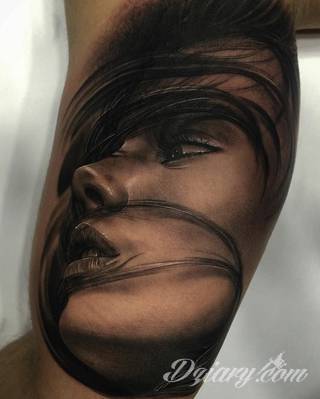 Niesamowite w swojej formie tatuaże-rękawy zajmują cała powierzchnię ramiona i przedramiona. Tworzą jednolitą zdobiącą ciało całość. Taki graficzny rękaw na skórze to tatuaż szczególnie ciekawy w przypadku aktywnych, silnych mężczyzn. 