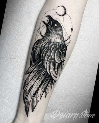 Niesamowite w swojej formie tatuaże-rękawy zajmują cała powierzchnię ramiona i przedramiona. Tworzą jednolitą zdobiącą ciało całość. Taki graficzny rękaw na skórze to tatuaż szczególnie ciekawy w przypadku aktywnych, silnych mężczyzn. 