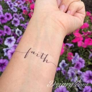 Niesamowite w swojej formie tatuaże-rękawy zajmują cała powierzchnię ramiona i przedramiona. Tworzą jednolitą zdobiącą ciało całość. Taki graficzny rękaw na skórze to tatuaż szczególnie ciekawy w przypadku aktywnych, silnych mężczyzn. 