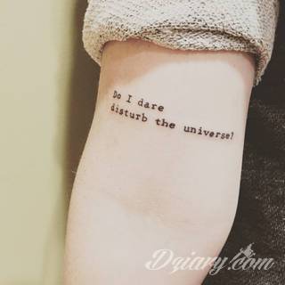 Niesamowite w swojej formie tatuaże-rękawy zajmują cała powierzchnię ramiona i przedramiona. Tworzą jednolitą zdobiącą ciało całość. Taki graficzny rękaw na skórze to tatuaż szczególnie ciekawy w przypadku aktywnych, silnych mężczyzn. 