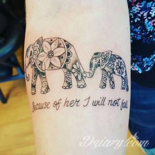 Niesamowite w swojej formie tatuaże-rękawy zajmują cała powierzchnię ramiona i przedramiona. Tworzą jednolitą zdobiącą ciało całość. Taki graficzny rękaw na skórze to tatuaż szczególnie ciekawy w przypadku aktywnych, silnych mężczyzn. 