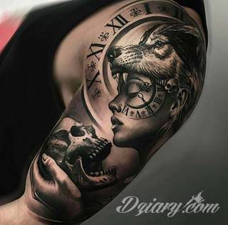 Niesamowite w swojej formie tatuaże-rękawy zajmują cała powierzchnię ramiona i przedramiona. Tworzą jednolitą zdobiącą ciało całość. Taki graficzny rękaw na skórze to tatuaż szczególnie ciekawy w przypadku aktywnych, silnych mężczyzn. 