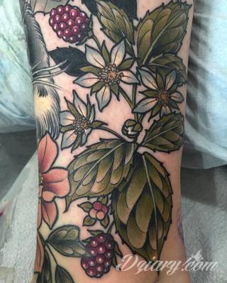 Niesamowite w swojej formie tatuaże-rękawy zajmują cała powierzchnię ramiona i przedramiona. Tworzą jednolitą zdobiącą ciało całość. Taki graficzny rękaw na skórze to tatuaż szczególnie ciekawy w przypadku aktywnych, silnych mężczyzn. 