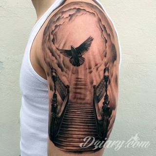 Niesamowite w swojej formie tatuaże-rękawy zajmują cała powierzchnię ramiona i przedramiona. Tworzą jednolitą zdobiącą ciało całość. Taki graficzny rękaw na skórze to tatuaż szczególnie ciekawy w przypadku aktywnych, silnych mężczyzn. 