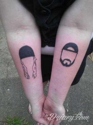 Niesamowite w swojej formie tatuaże-rękawy zajmują cała powierzchnię ramiona i przedramiona. Tworzą jednolitą zdobiącą ciało całość. Taki graficzny rękaw na skórze to tatuaż szczególnie ciekawy w przypadku aktywnych, silnych mężczyzn. 