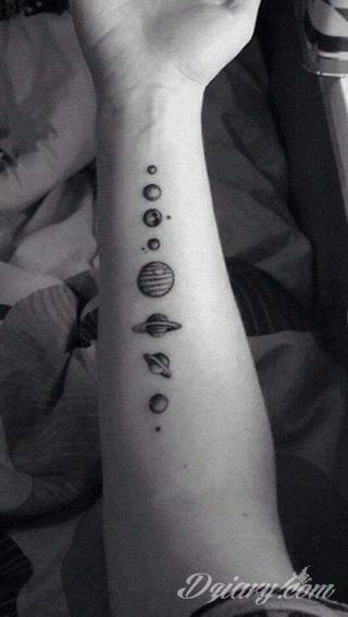 Niesamowite w swojej formie tatuaże-rękawy zajmują cała powierzchnię ramiona i przedramiona. Tworzą jednolitą zdobiącą ciało całość. Taki graficzny rękaw na skórze to tatuaż szczególnie ciekawy w przypadku aktywnych, silnych mężczyzn. 