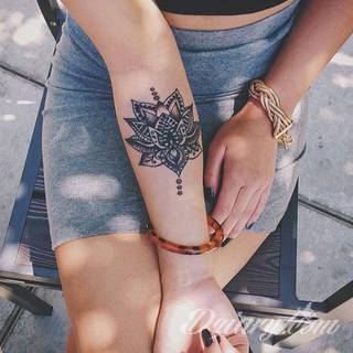 Niesamowite w swojej formie tatuaże-rękawy zajmują cała powierzchnię ramiona i przedramiona. Tworzą jednolitą zdobiącą ciało całość. Taki graficzny rękaw na skórze to tatuaż szczególnie ciekawy w przypadku aktywnych, silnych mężczyzn. 