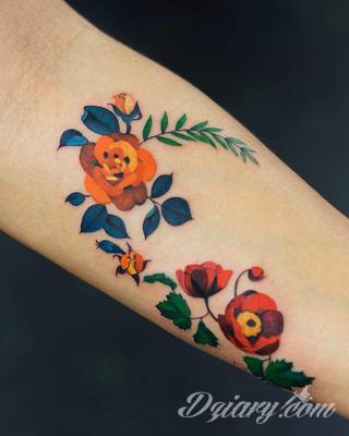 Niesamowite w swojej formie tatuaże-rękawy zajmują cała powierzchnię ramiona i przedramiona. Tworzą jednolitą zdobiącą ciało całość. Taki graficzny rękaw na skórze to tatuaż szczególnie ciekawy w przypadku aktywnych, silnych mężczyzn. 