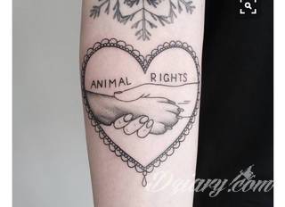 Niesamowite w swojej formie tatuaże-rękawy zajmują cała powierzchnię ramiona i przedramiona. Tworzą jednolitą zdobiącą ciało całość. Taki graficzny rękaw na skórze to tatuaż szczególnie ciekawy w przypadku aktywnych, silnych mężczyzn. 