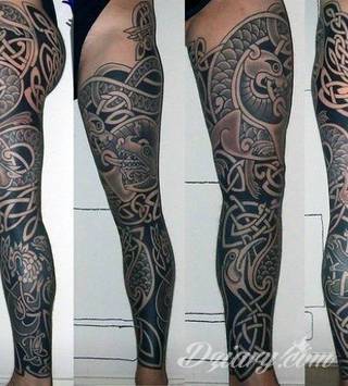 Niesamowite w swojej formie tatuaże-rękawy zajmują cała powierzchnię ramiona i przedramiona. Tworzą jednolitą zdobiącą ciało całość. Taki graficzny rękaw na skórze to tatuaż szczególnie ciekawy w przypadku aktywnych, silnych mężczyzn. 