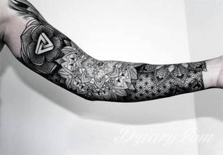 Niesamowite w swojej formie tatuaże-rękawy zajmują cała powierzchnię ramiona i przedramiona. Tworzą jednolitą zdobiącą ciało całość. Taki graficzny rękaw na skórze to tatuaż szczególnie ciekawy w przypadku aktywnych, silnych mężczyzn. 