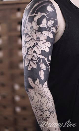 Niesamowite w swojej formie tatuaże-rękawy zajmują cała powierzchnię ramiona i przedramiona. Tworzą jednolitą zdobiącą ciało całość. Taki graficzny rękaw na skórze to tatuaż szczególnie ciekawy w przypadku aktywnych, silnych mężczyzn. 