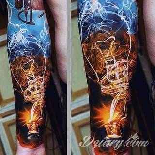 Niesamowite w swojej formie tatuaże-rękawy zajmują cała powierzchnię ramiona i przedramiona. Tworzą jednolitą zdobiącą ciało całość. Taki graficzny rękaw na skórze to tatuaż szczególnie ciekawy w przypadku aktywnych, silnych mężczyzn. 