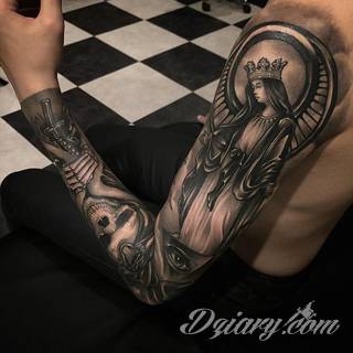 Niesamowite w swojej formie tatuaże-rękawy zajmują cała powierzchnię ramiona i przedramiona. Tworzą jednolitą zdobiącą ciało całość. Taki graficzny rękaw na skórze to tatuaż szczególnie ciekawy w przypadku aktywnych, silnych mężczyzn. 