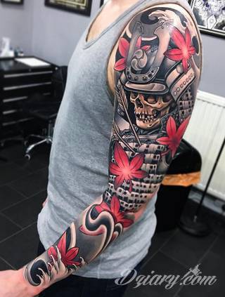 Niesamowite w swojej formie tatuaże-rękawy zajmują cała powierzchnię ramiona i przedramiona. Tworzą jednolitą zdobiącą ciało całość. Taki graficzny rękaw na skórze to tatuaż szczególnie ciekawy w przypadku aktywnych, silnych mężczyzn. 