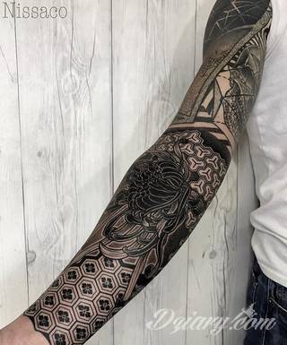 Niesamowite w swojej formie tatuaże-rękawy zajmują cała powierzchnię ramiona i przedramiona. Tworzą jednolitą zdobiącą ciało całość. Taki graficzny rękaw na skórze to tatuaż szczególnie ciekawy w przypadku aktywnych, silnych mężczyzn. 